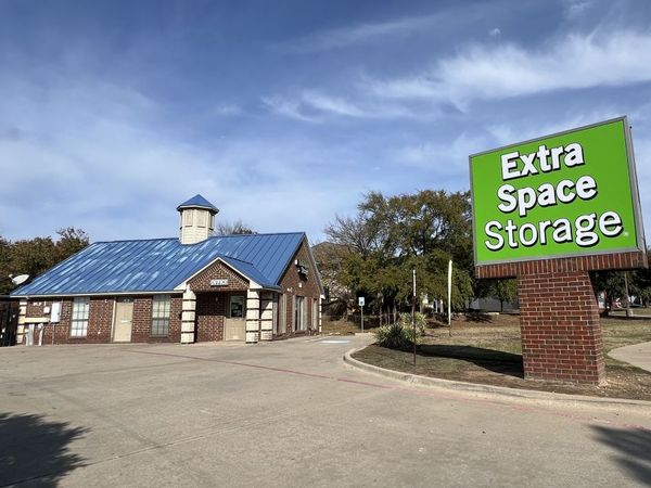 Extra Space Storage facility at 5900 Bryant Irvin Rd - Fort Worth, TX