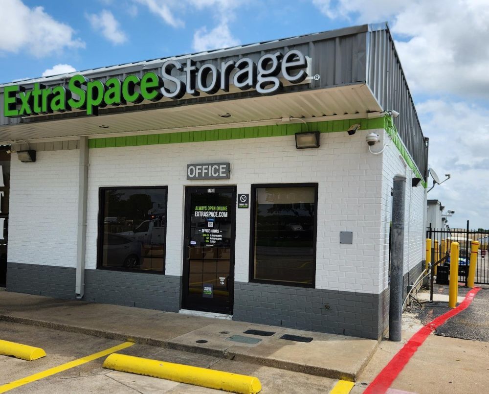 Extra Space Storage  150 N Clark Rd in Cedar Hill, TX