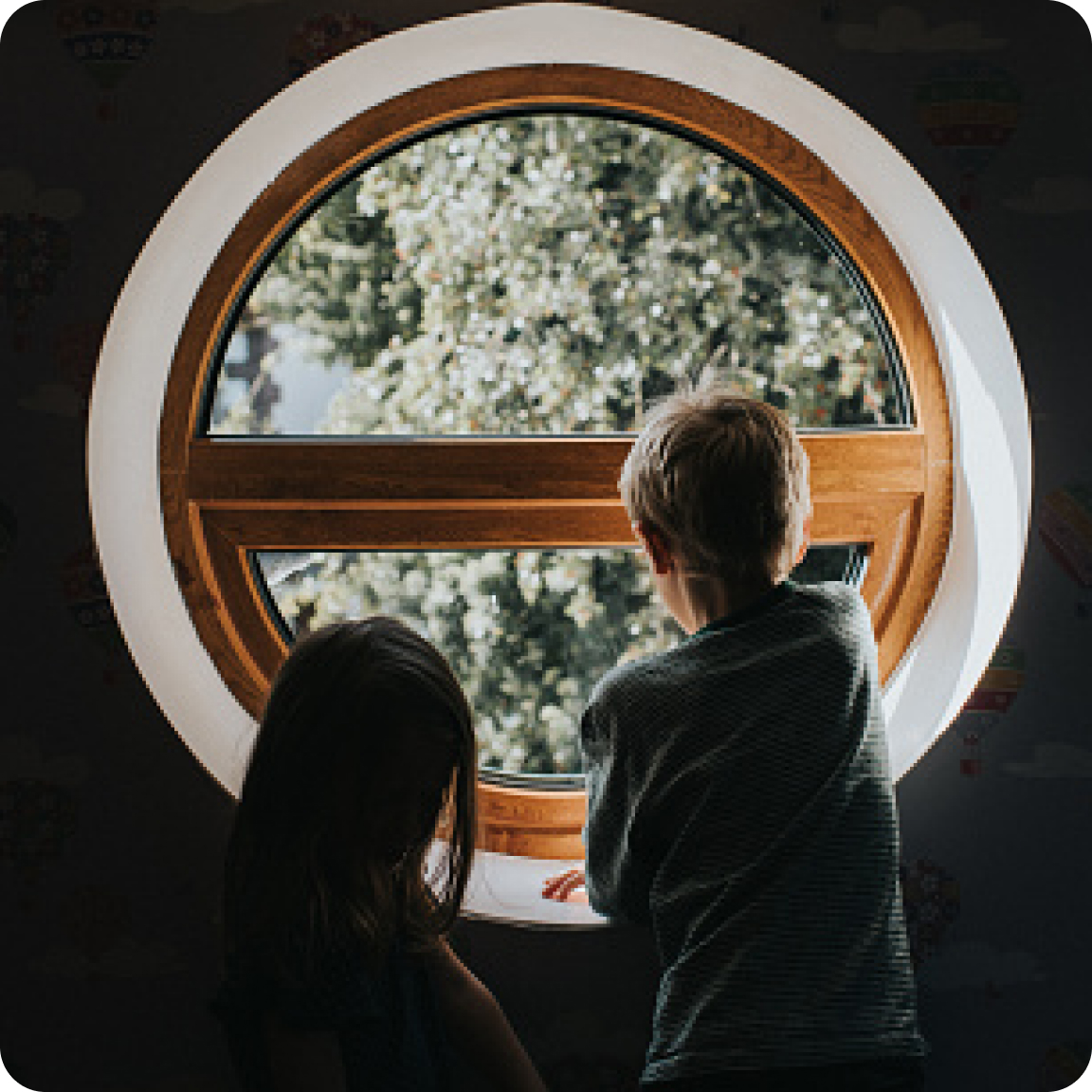 Enfants devant une fenêtre en forme de 0