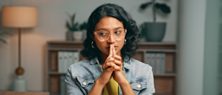 Un investisseur consulte le comparatif entre le PEA ou assurance-vie pour identifier leurs différences et faire son choix.