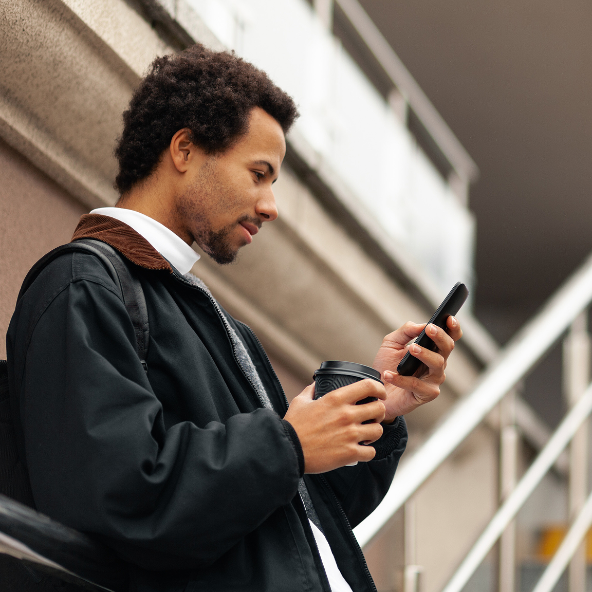 Homme noir sur téléphone - Alternance visuelle