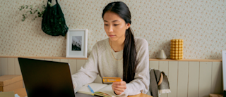 Pour savoir si votre paiement sur Internet est sécurisé, quelques bonnes pratiques sont à garder en tête, à chaque étape du parcours d’achat.