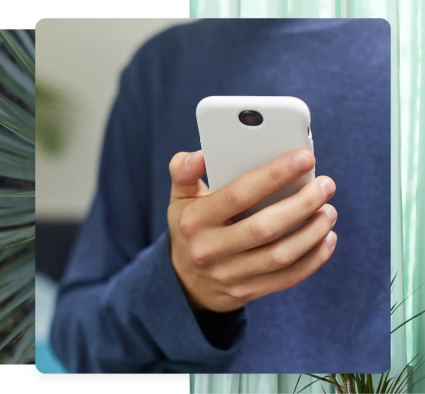 Silhouette tenant dans la main un smartphone blanc. 
