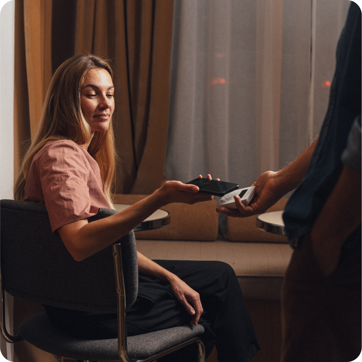 Femme qui paye sur un TPE