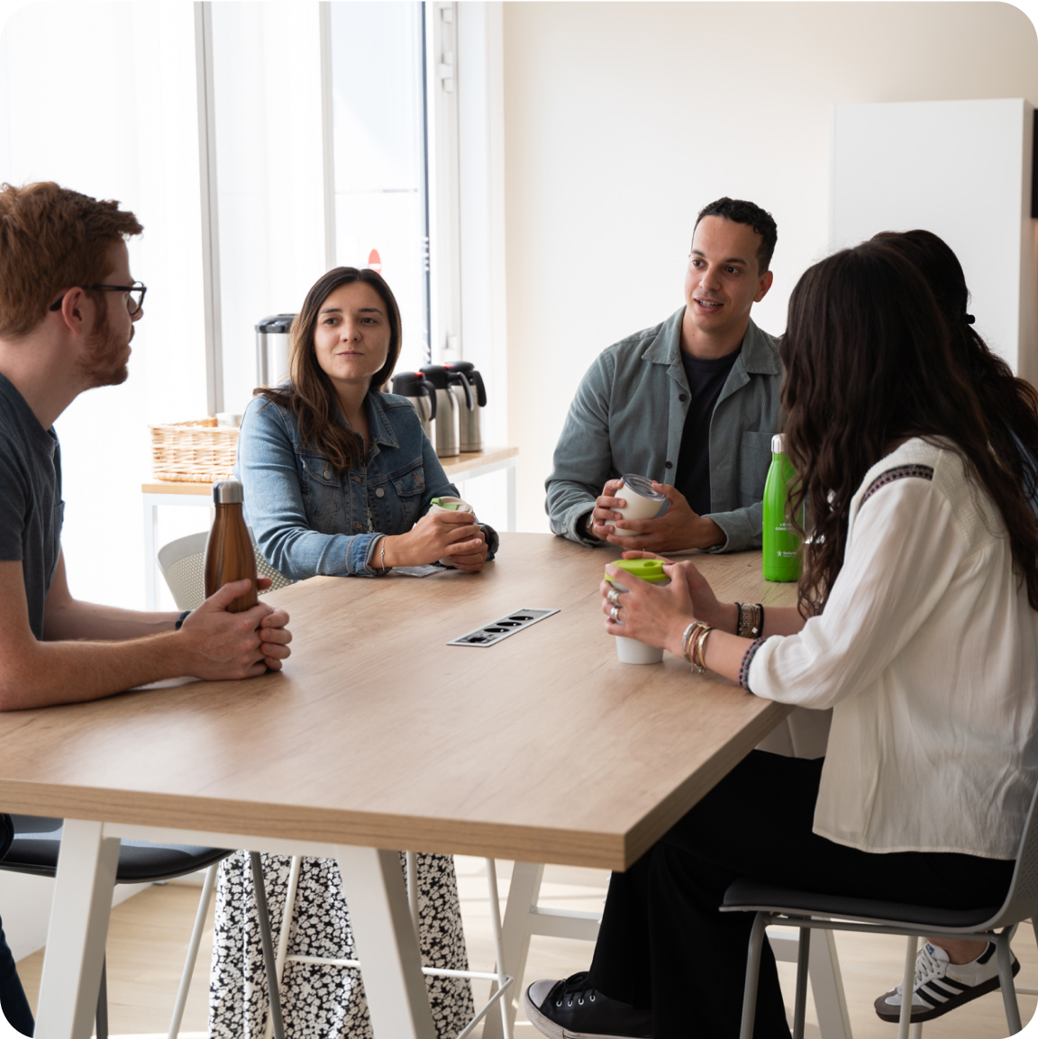Collaborateurs Fortuneo discutant autour d'une table
