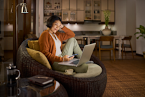 Une femme consulte via son application mobile son compte PER.