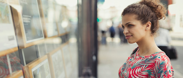 Femme regardant offres immobiliers