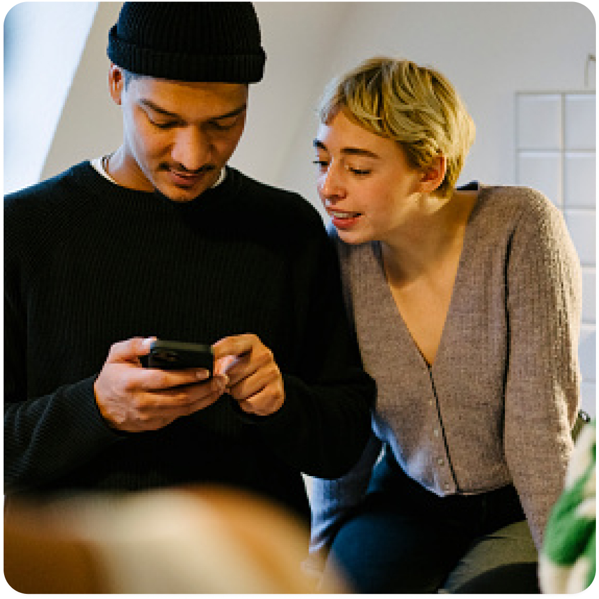 2 personnes sur un téléphone