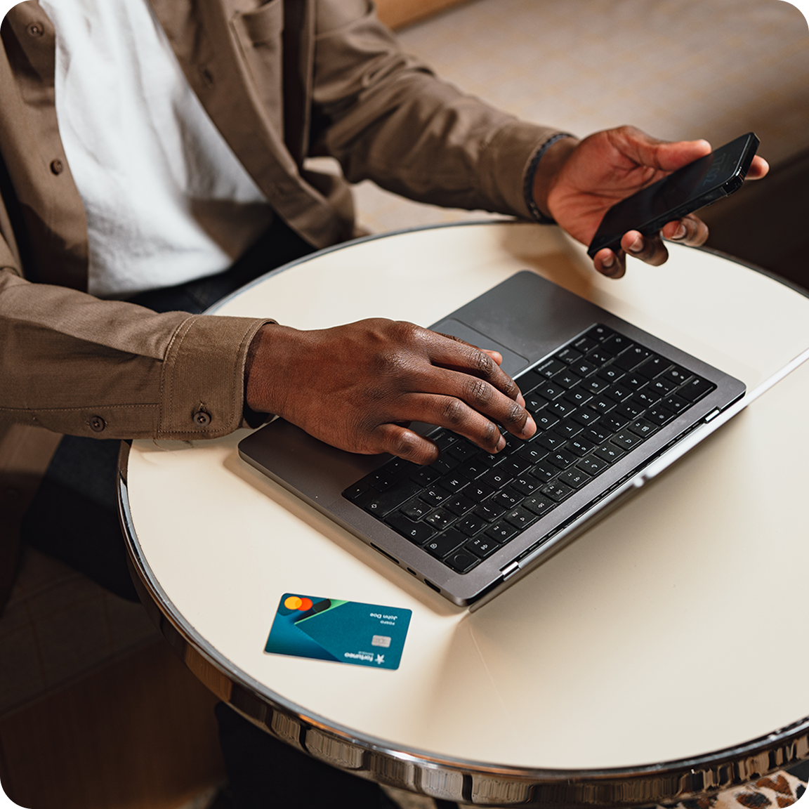homme téléphone ordinateur fosfo café