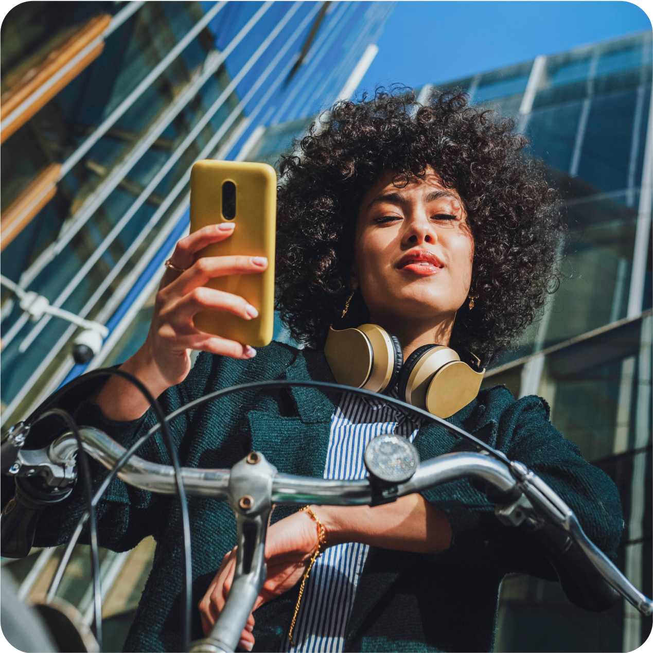 Femme sur son téléphone