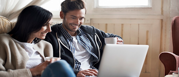 Couple consultant un ordinateur portable