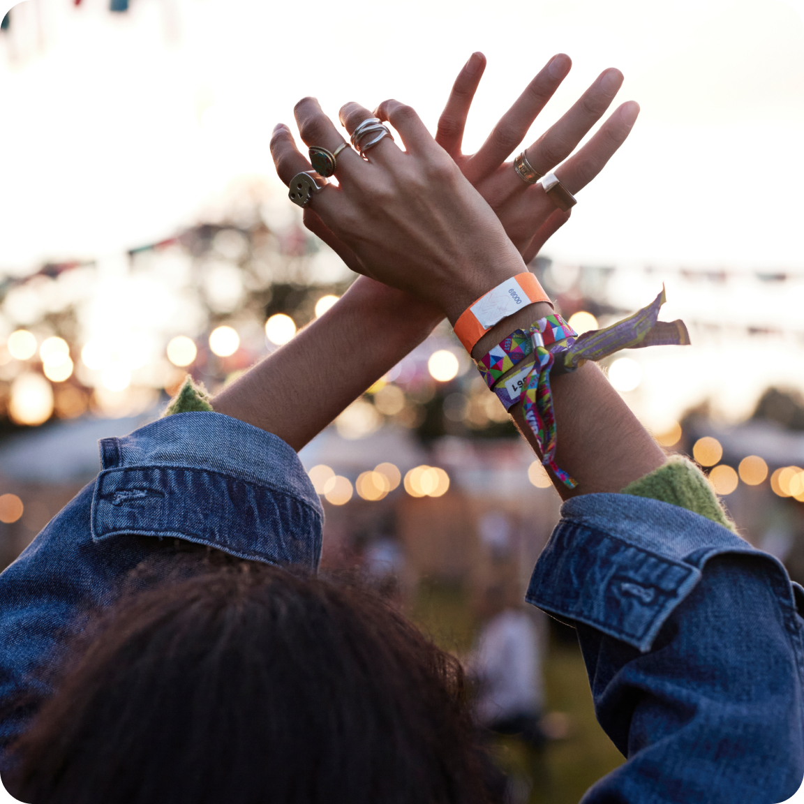 Femme avec les bras en l'air
