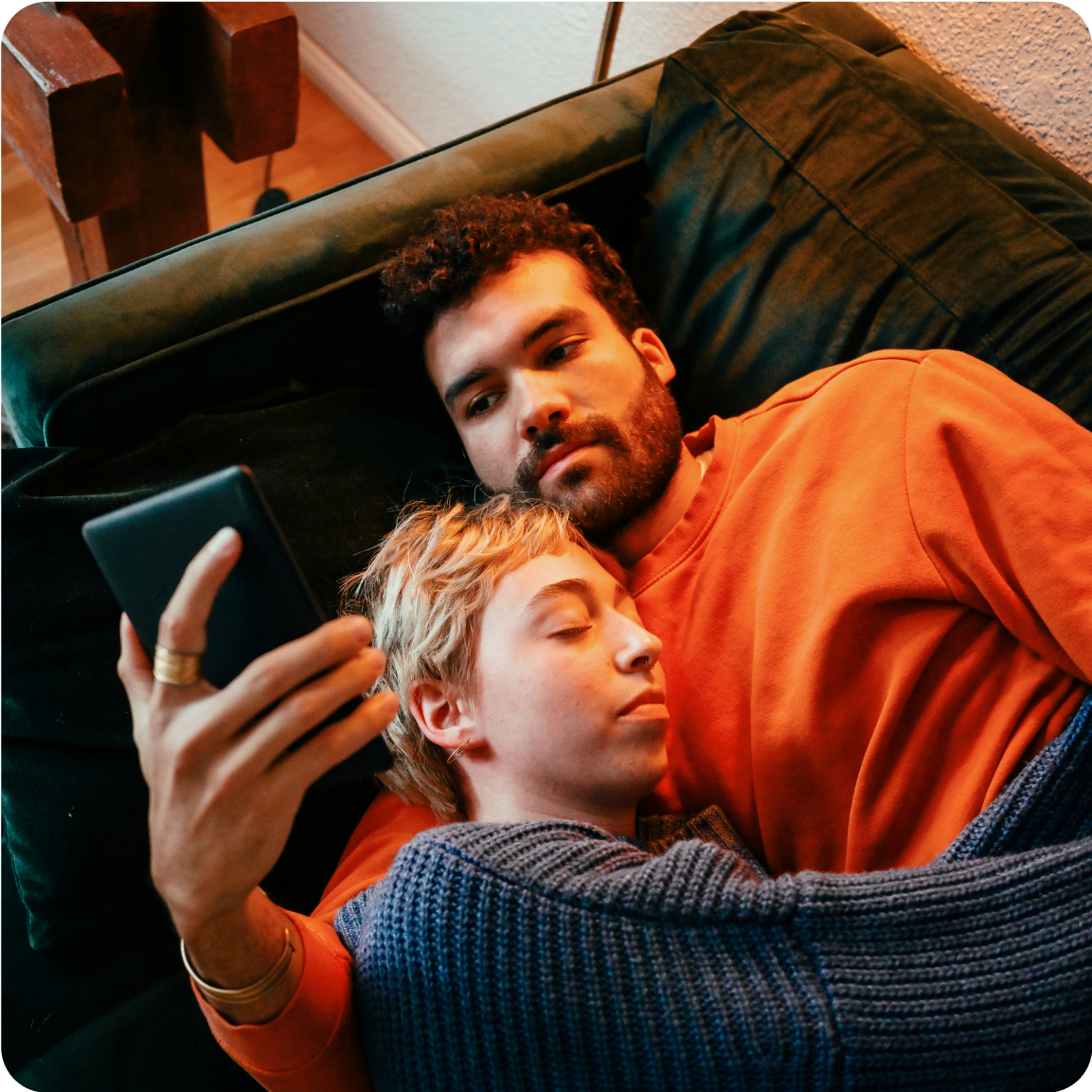 Couple qui s'enlace dans un canapé