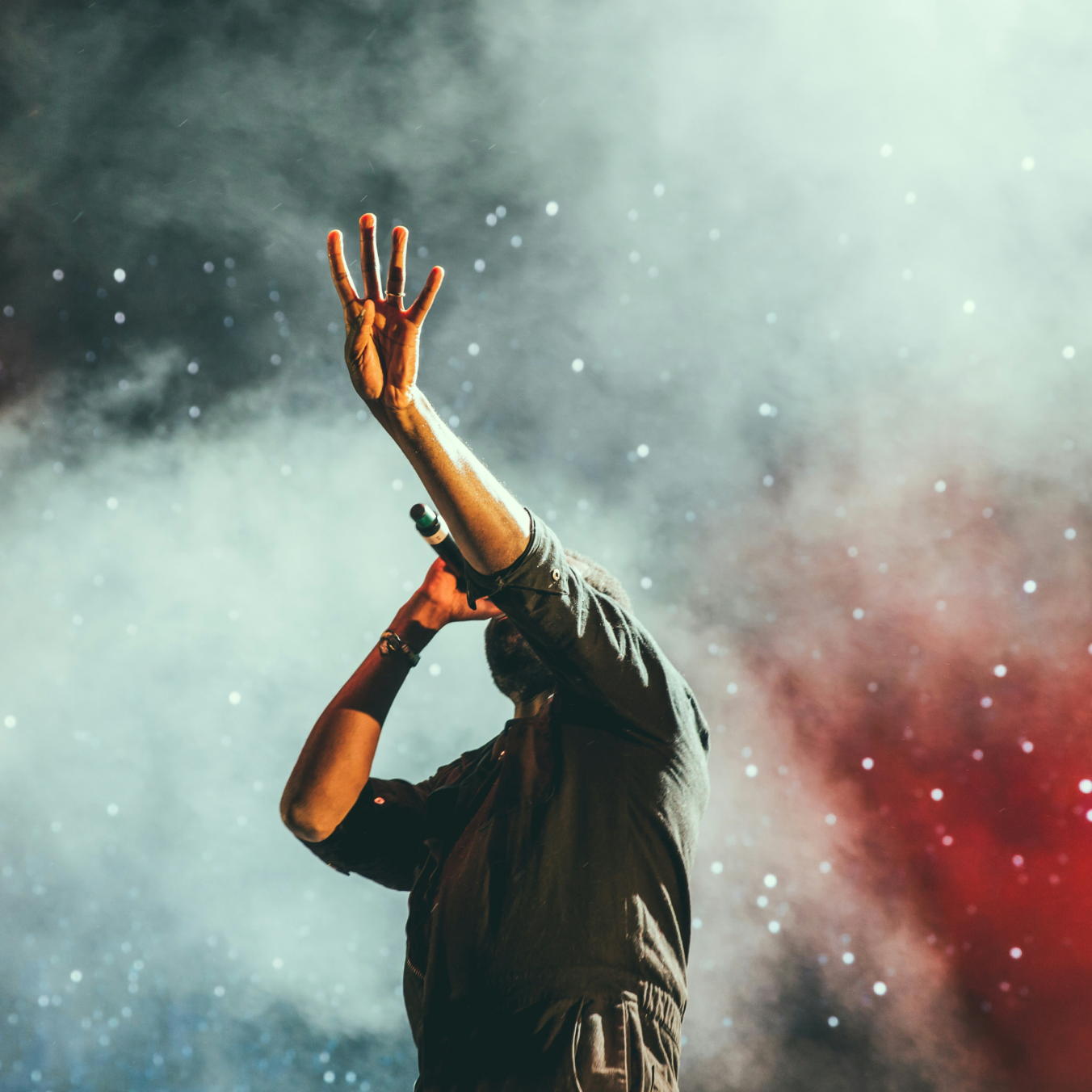 Image d'un chanteur dans un concert