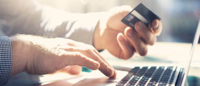 femme_faisant_virement_bancaire