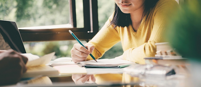 Femme lisant un livre