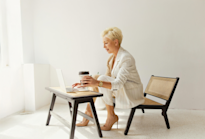 Femme la cinquantaine qui se renseigne sur Internet sur la fiscalité de son PER.