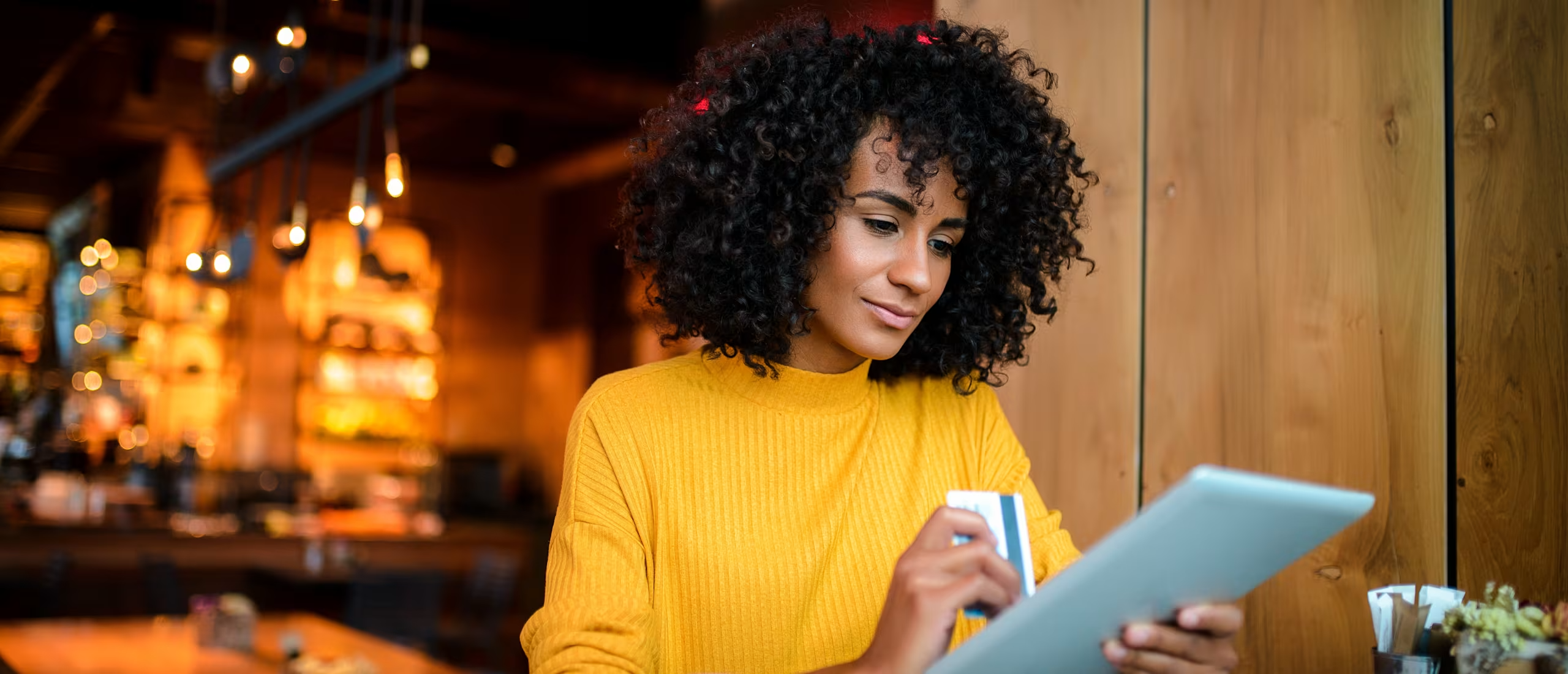 Une femme consulte son compte bancaire en ligne.