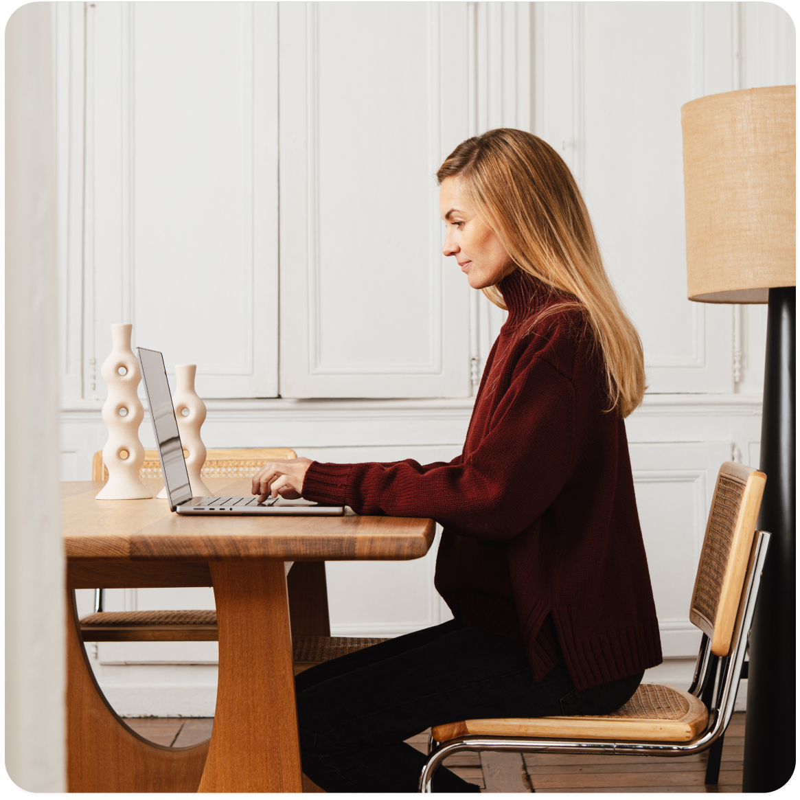 Femme assise sur son ordinateur