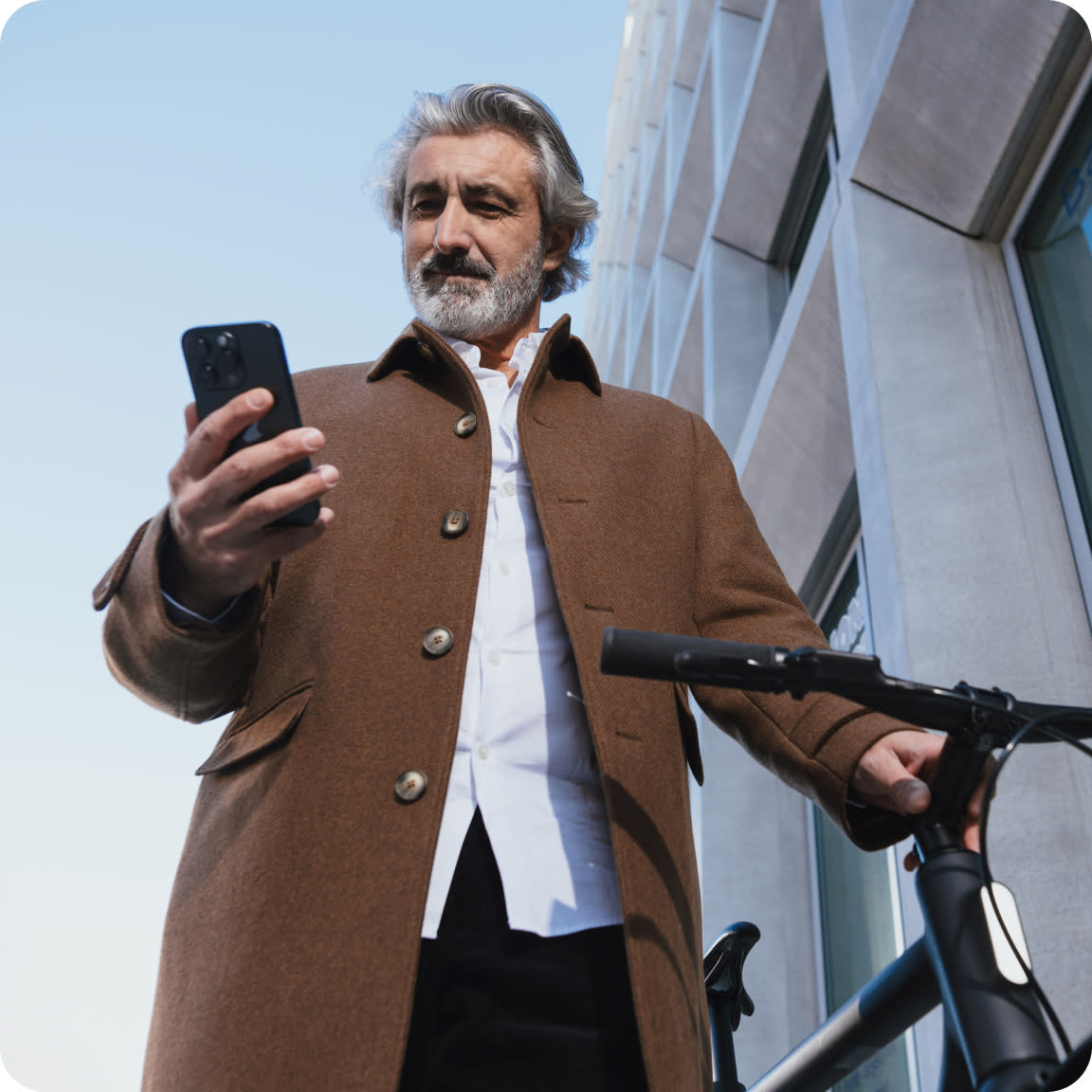 Homme sur son téléphone