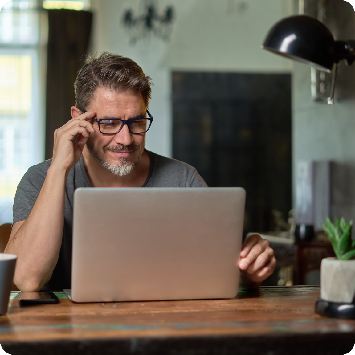 Homme vieux ordinateur