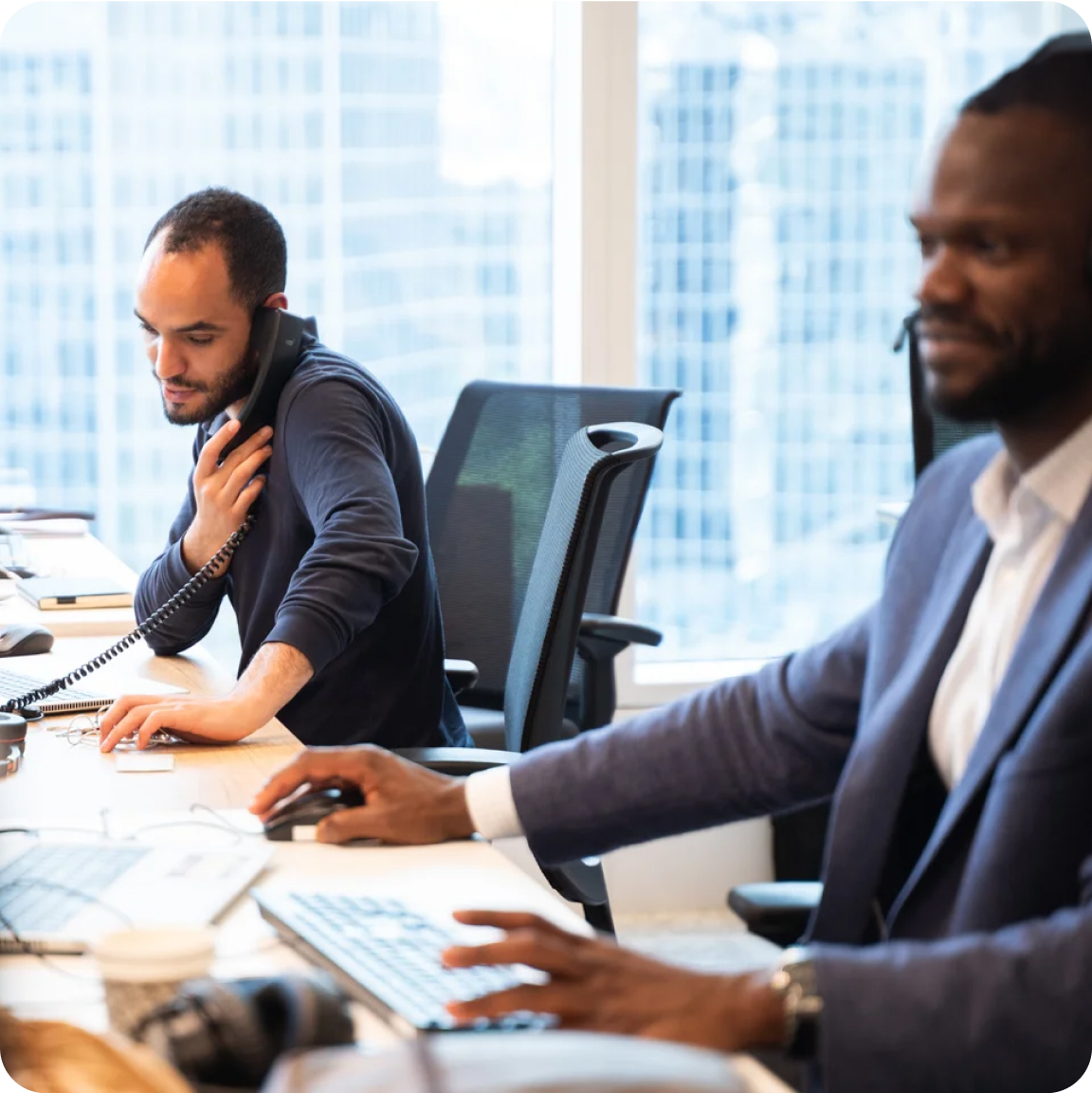 Hommes au téléphone au travail (bureaux)