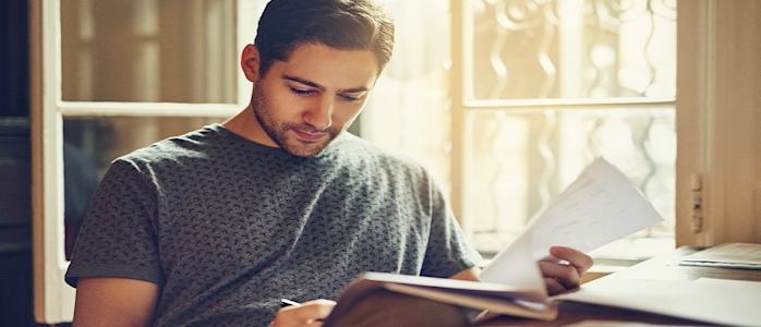 homme consultant ses documents bancaires