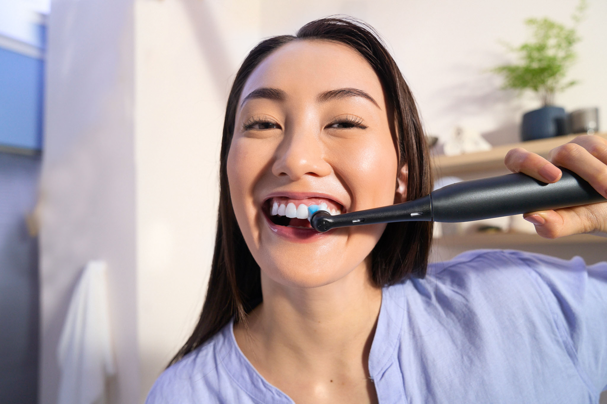 Kimiko-brushing-with-iO2