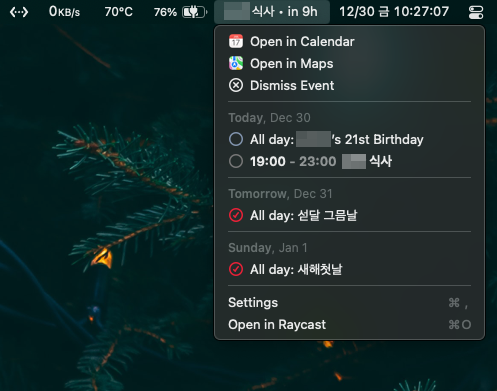 macOS의 메뉴 바에 [가려짐] 식사 in 9h 가 표시된 모습, 해당 항목을 클릭한 상태에서 Open in Calendar, Open in Maps 등의 옵션이 표시되고 있다.