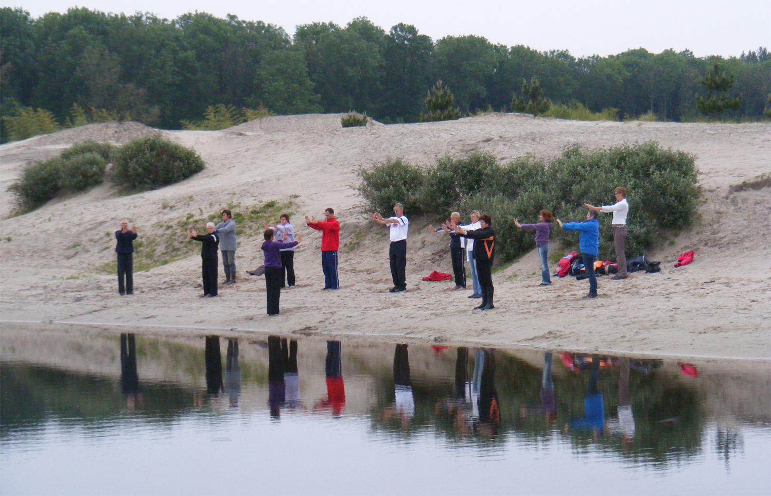 Qigong bij Netl op het strand