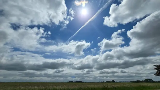 De zon schijnt bij Roodeschool - Jannes Wiersema. 