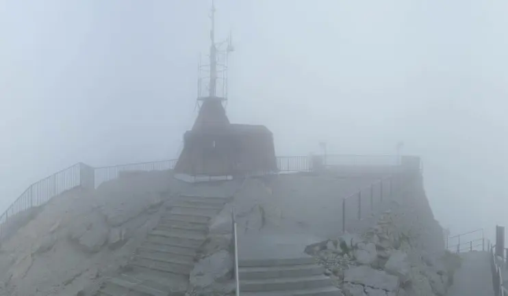 De top van de Säntis, vanochtend. Geen sneeuw - webcambeeld