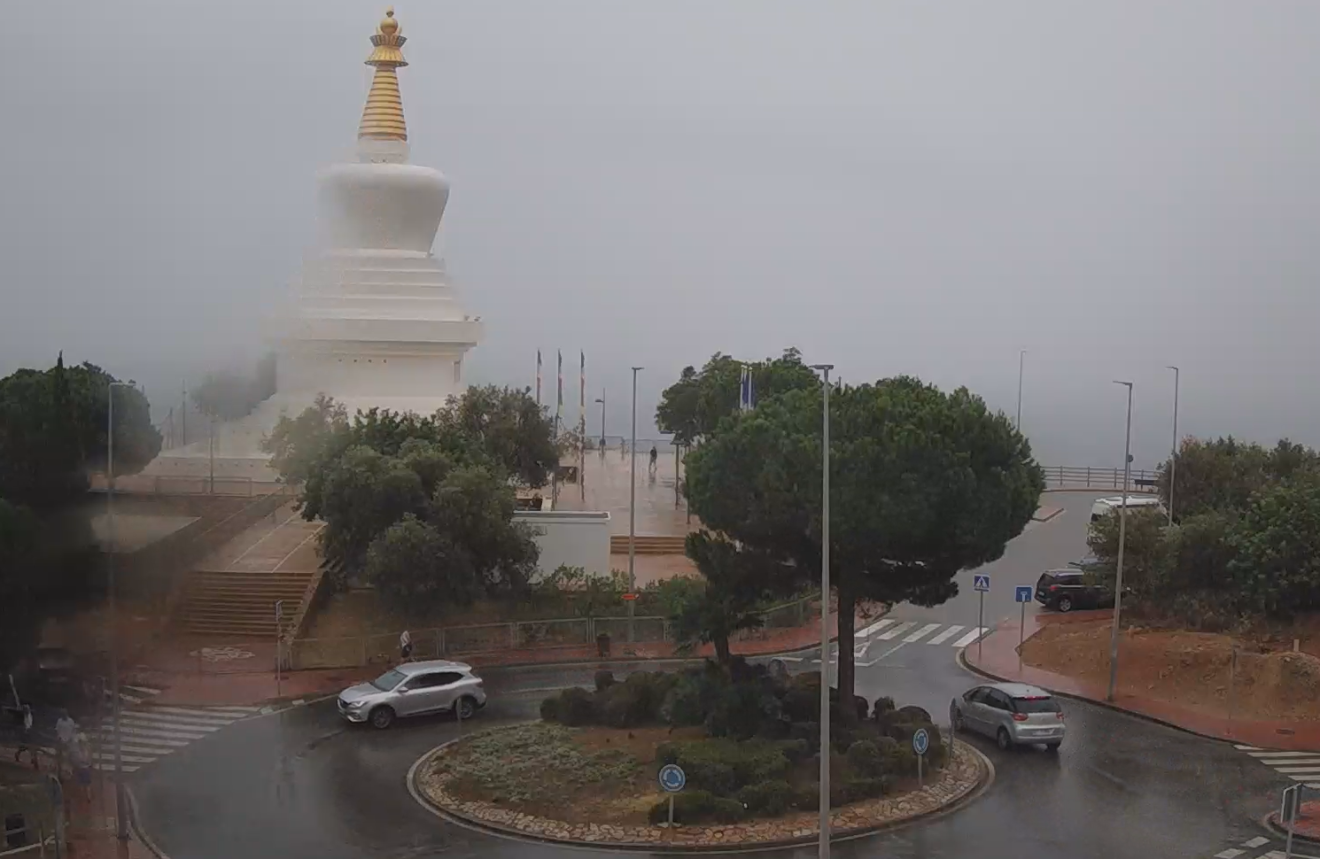 Regen vanochtend op de rotonde bij Benalmádena, een plaats vlakbij Málaga in Zuiid-Sanje - Webcam