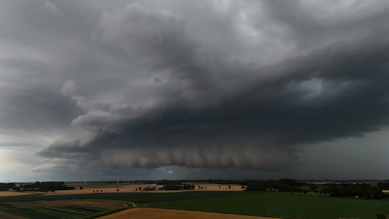 Het onweer nadert Roodeschool - Jannes Wiersema
