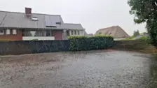 Een wolkbreuk trekt over Garderen op de Veluwe - Reinout van den Born