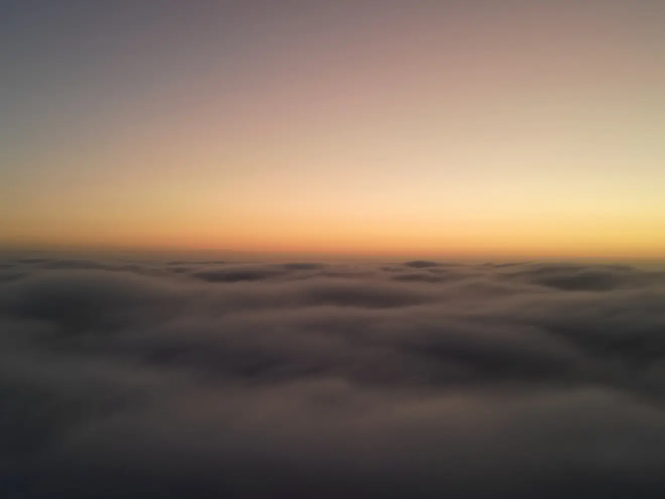 Boven de mist en de laaghangende wolken is het wel mooi weer - John Oomen