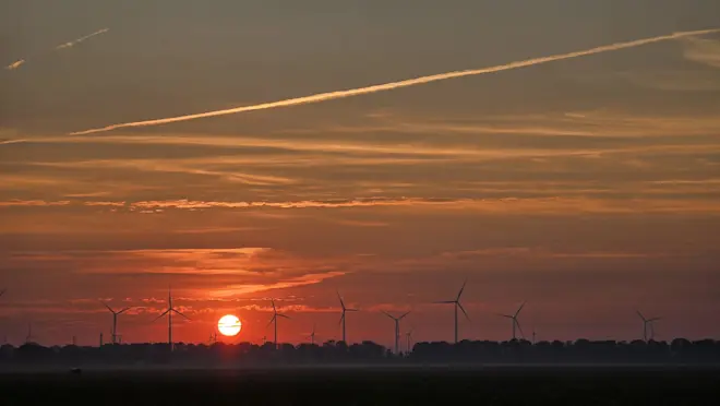 De opkomende zon boven het Groningse land kondigt meer zomerweer aan - Jannes Wiersema