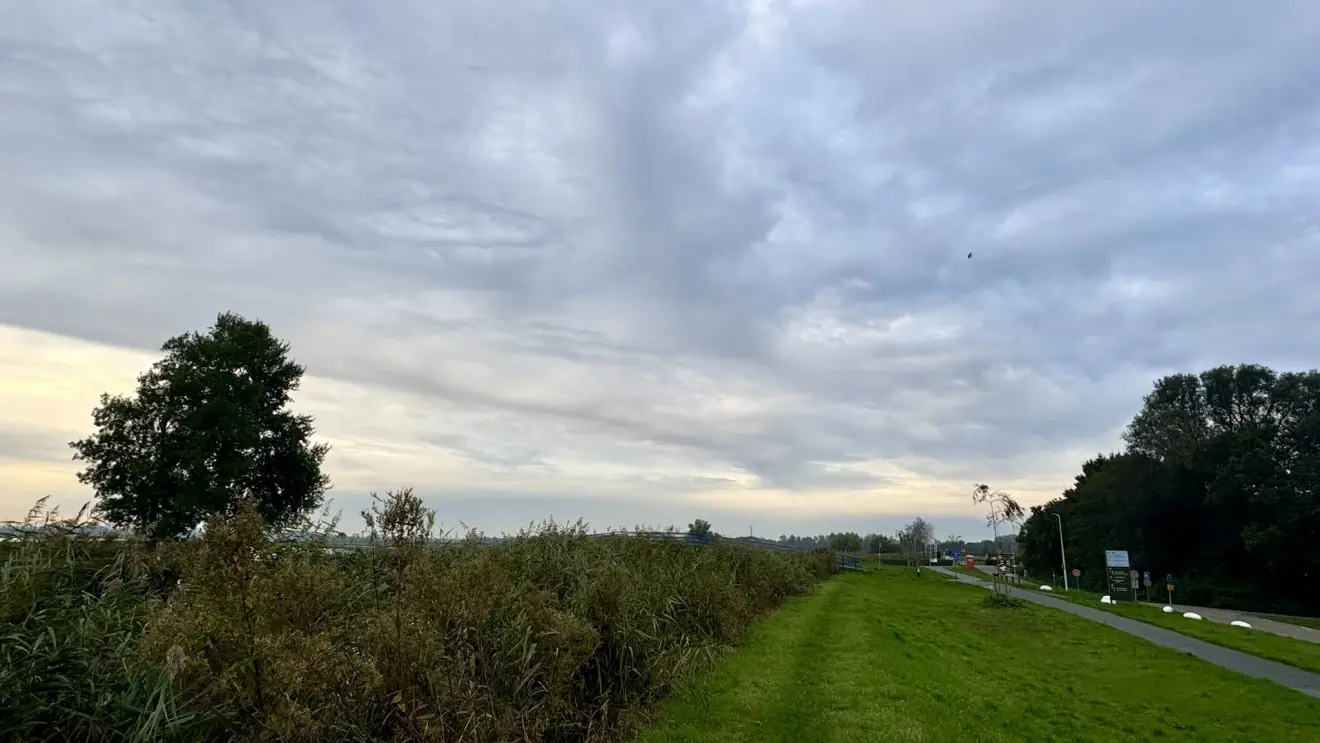 Een kleine storing, die Nederland vanochtend naderde, liet de bewolking alweer snel; toenemen - Jolanda Bakker