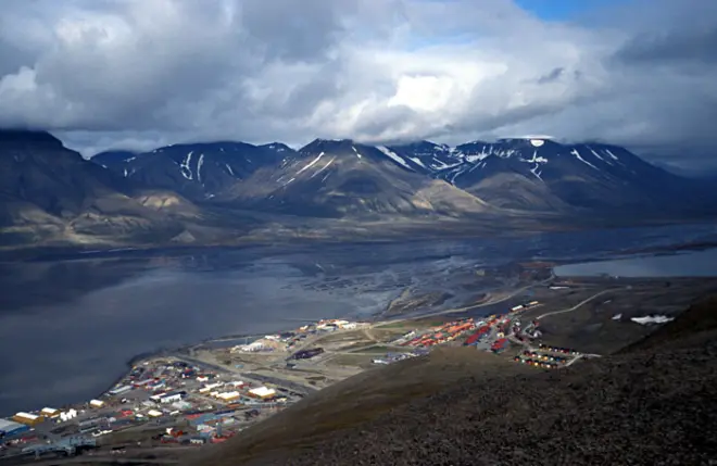 Uitzicht op Longyearbyen, de hoofdplaats van Spitsbergen - Michael Haferkamp