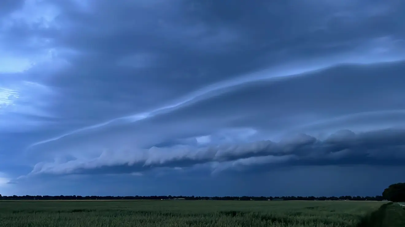 Shelfcloud in de buurt van De Kiel in Drenthe - Karin Broekhuijsen