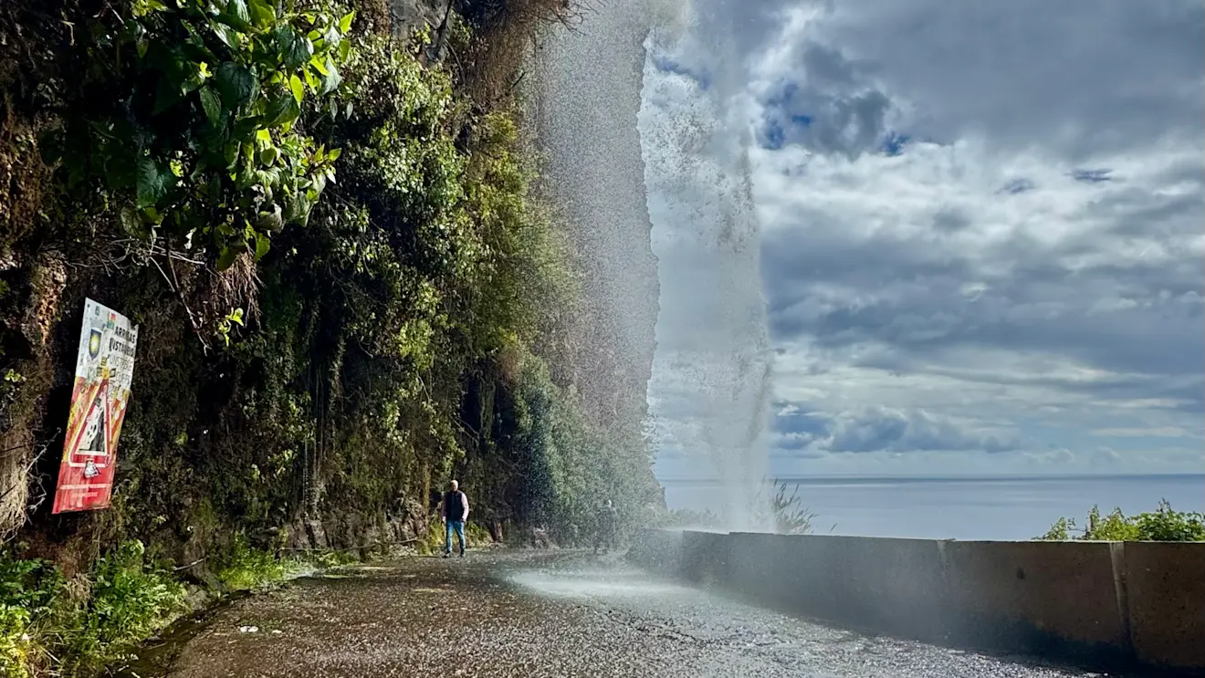 Een waterval strot vlakbij zee op Madeira omlaag. Het is er wisselvallig weer - Jolanda Bakker