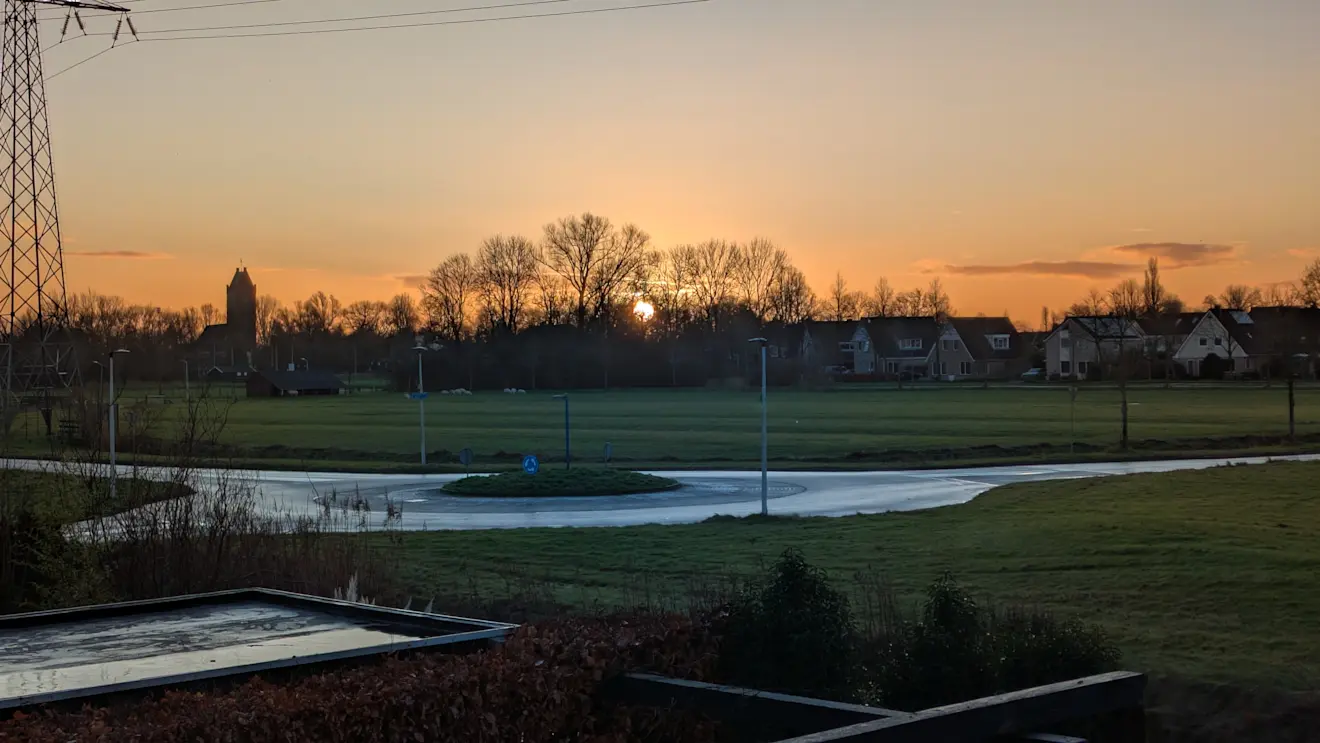 Na het ruige weer van vandaag, zal de komende tijd ook de zon weer wat vaker te zien zijn. Hier een zonsopkomst in Goutum, Leeuwarden - Bram Spannenburg