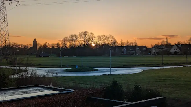 Na het ruige weer van vandaag, zal de komende tijd ook de zon weer wat vaker te zien zijn. Hier een zonsopkomst in Goutum, Leeuwarden - Bram Spannenburg