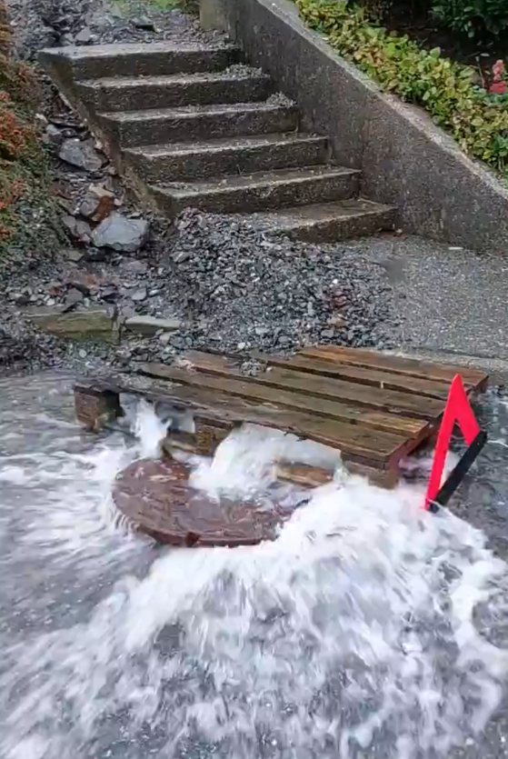 De putten in Bergen spuiten water - Still uit video