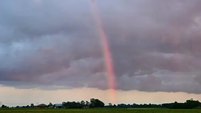 Regenboog in de buurt van Roodeschool - Jannes Wiersema.