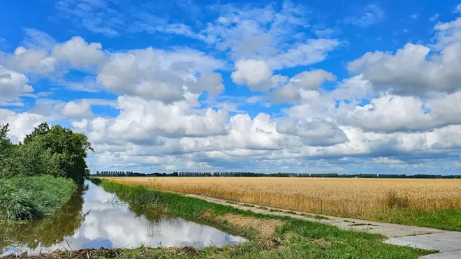 Stapelwolken boven Flevoland - Jannine Sanders