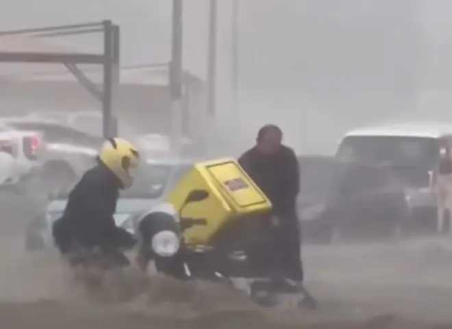 Extreme regenval in Saoedi Arabië verandert wegen in kolkende stromen - still uit video