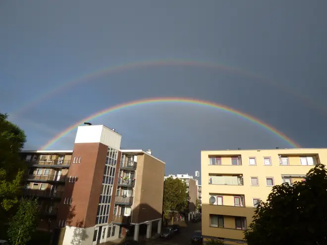 Boven Hilversum was vanochtend nog een dubbele regenboog te zien - Chris Meewis