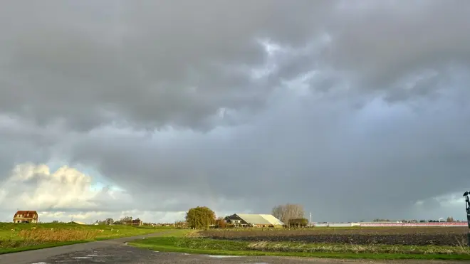 De eerste buien trekken over het land - Jolanda Bakker