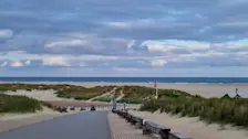 De zon deed vanochtend op Texel zijn best om erdoor te komen - Frans Alderse Baas